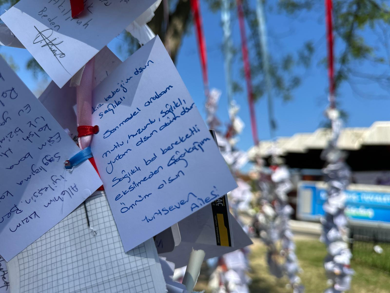 Edirne’de 5-6  Mayıs tarihlerinde baharın habercisi olan kakava ve hıdırellez şenlikleri kutlandı. Şenlikte gelen misafirlerin dileklerini dileyip, ağaçlara bağlamasıyla ortaya renkli görüntüler çıktı. Gelen misafirlerin diledikleri dilekler dikkat çekti. 